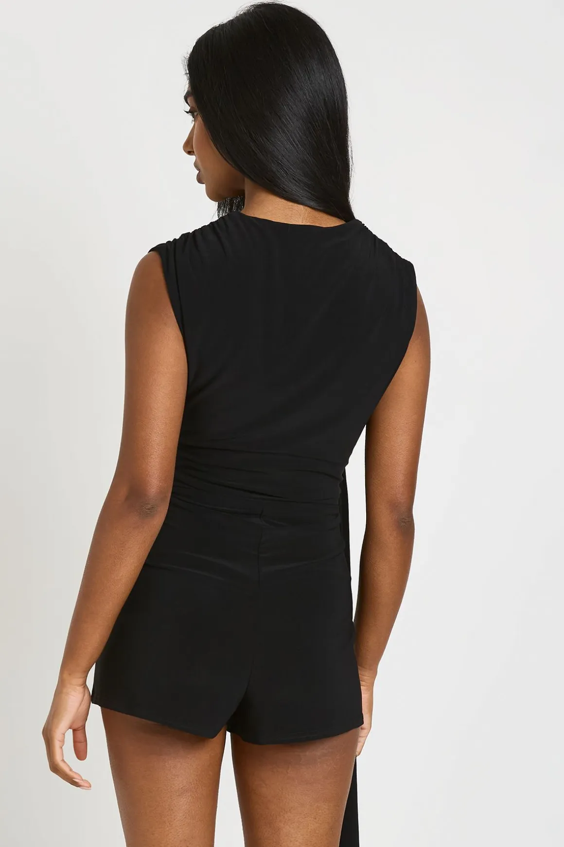 Combinaison Courte Drapée À Toucher Doux Avec Jupe Asymétrique