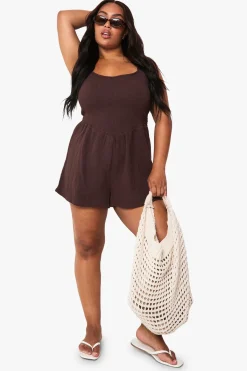 boohoo Combinaison courte flippy en étamine froncée pour grandes tailles<Femme Combinaisons Et Combishorts