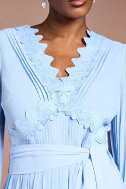 Combinaison à Jambes Plissées avec Finitions en Dentelle et Ceinture Nouée