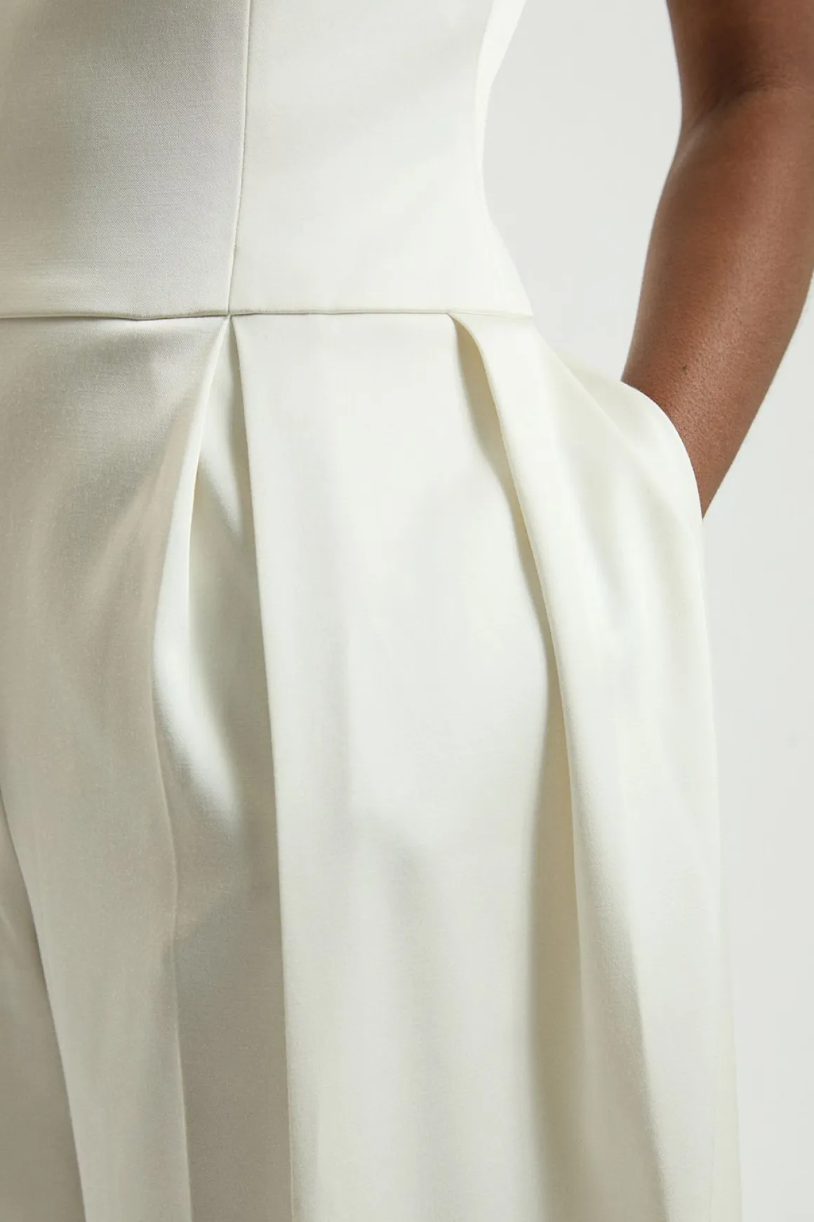 Combinaison Pantalon Asymétrique Drapée En Satin Ajustée Petite