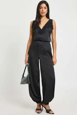 Combinaison Pantalon Sarouel en Satin avec Finition Dentelle