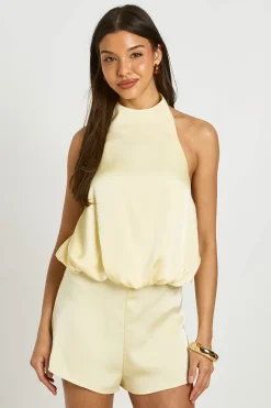 boohoo Combinaison-short Dos Nu Col Licou En Satin<Femme Satin Et Dentelle|Combinaisons Et Combishorts