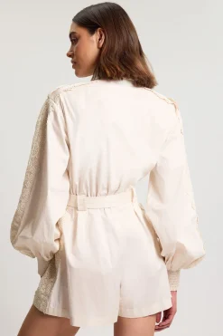 Combinaison-short En Satin De Coton Avec Détail De Poches À Bordure En Dentelle
