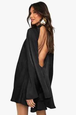 boohoo Combinaison Swing en satin texturé à dos ouvert<Femme Satin Et Dentelle|Combinaisons Et Combishorts