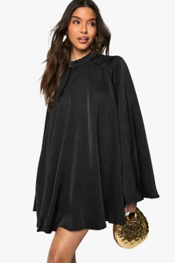 boohoo Combinaison Swing en satin texturé à dos ouvert<Femme Satin Et Dentelle|Combinaisons Et Combishorts