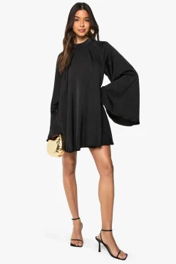 boohoo Combinaison Swing en satin texturé à dos ouvert<Femme Satin Et Dentelle|Combinaisons Et Combishorts