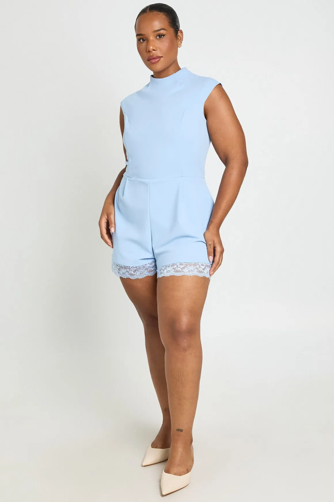 Combi-short Ajustée Grande Taille Col Montant Avec Finitions En Dentelle