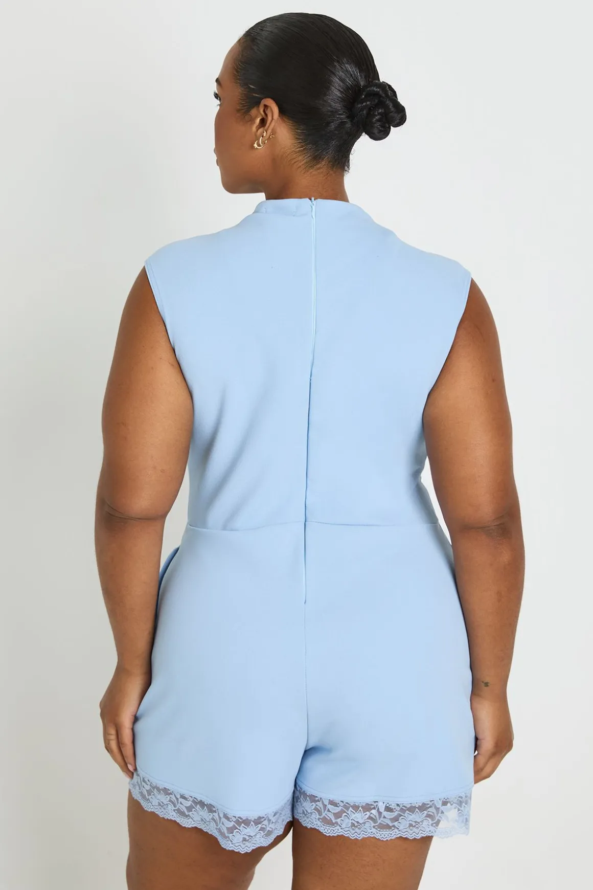 Combi-short Ajustée Grande Taille Col Montant Avec Finitions En Dentelle