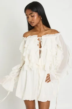 boohoo Combi-short En Mousseline Texturée À Détails Volantés Et Encolure Bardot<Femme Tons Neutres|Combinaisons Et Combishorts