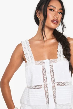 Coton popeline ornée de dentelle, brodée, avec un col carré – Cami