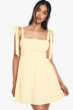 boohoo Cotton mini robe ruched au buste avec col en épaules et lien<Femme Robes Patineuses|Robes