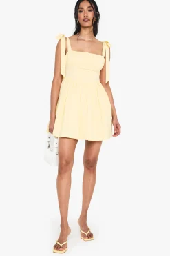 boohoo Cotton mini robe ruched au buste avec col en épaules et lien<Femme Robes Patineuses|Robes