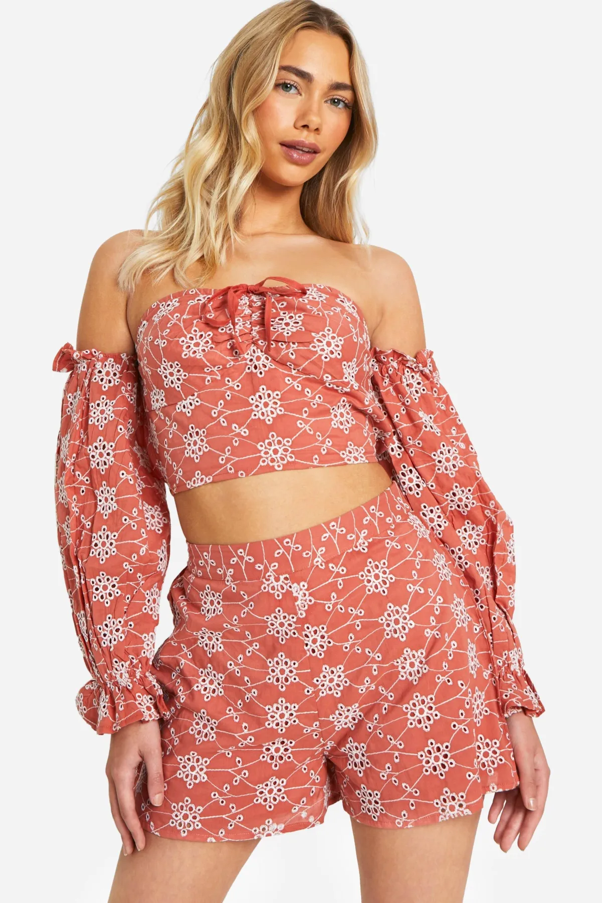 boohoo Crop Top Broderie à épaules dénudées<Femme Tops