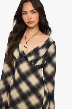 Découvrez la robe maxi en chiffon à décolleté plongeant