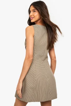 boohoo Découvrez la robe mini ajustée en chevron, à col carré, avec détail de boucle.<Femme Robes De Soirée|Toutes Les Robes