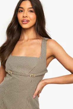 boohoo Découvrez la robe mini ajustée en chevron, à col carré, avec détail de boucle.<Femme Robes De Soirée|Toutes Les Robes
