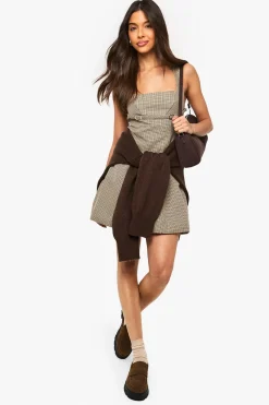 boohoo Découvrez la robe mini ajustée en chevron, à col carré, avec détail de boucle.<Femme Robes De Soirée|Toutes Les Robes