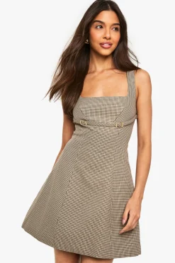 boohoo Découvrez la robe mini ajustée en chevron, à col carré, avec détail de boucle.<Femme Robes De Soirée|Toutes Les Robes