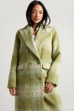 Découvrez le manteau oversize à double boutonnage à l’aspect laine