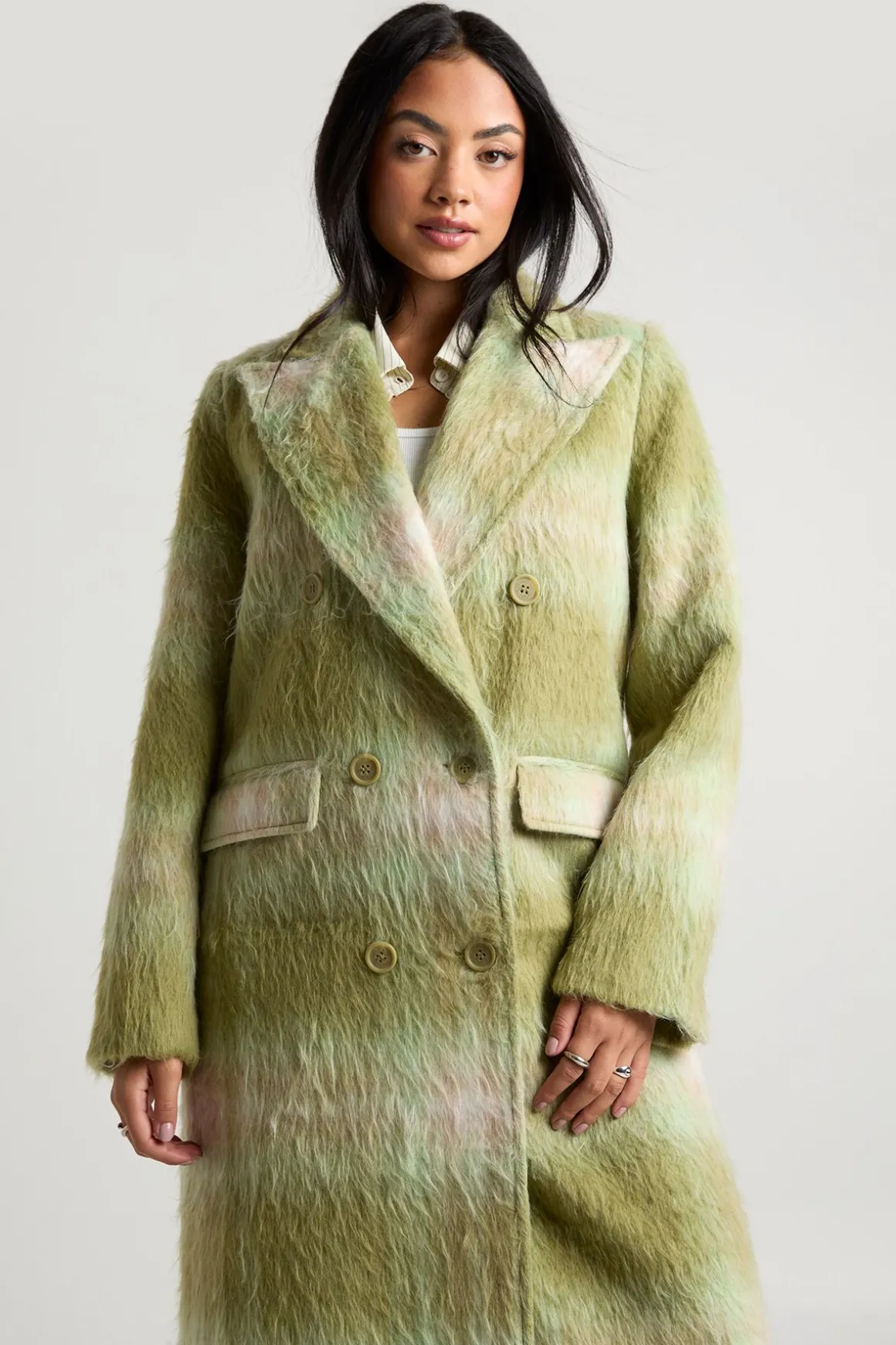 Découvrez le manteau oversize à double boutonnage à l’aspect laine