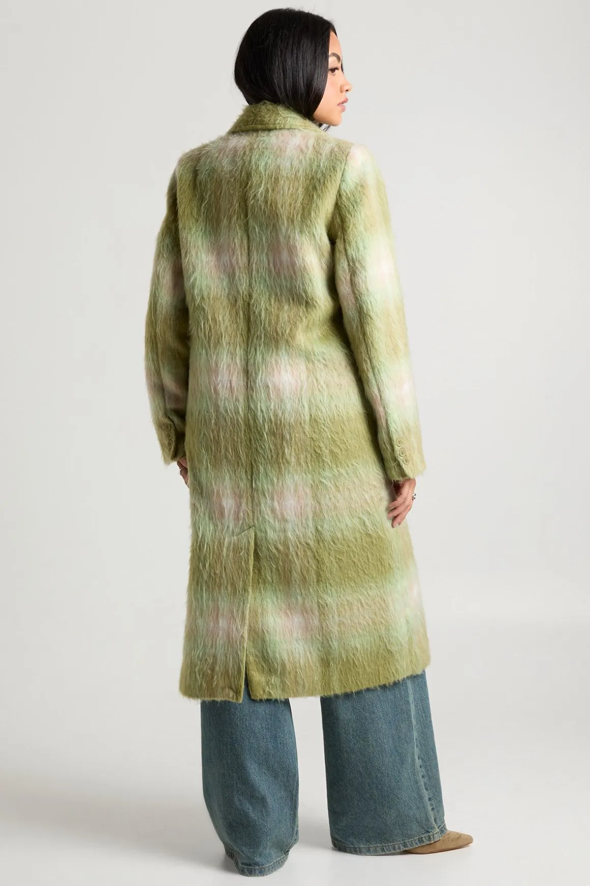 Découvrez le manteau oversize à double boutonnage à l’aspect laine