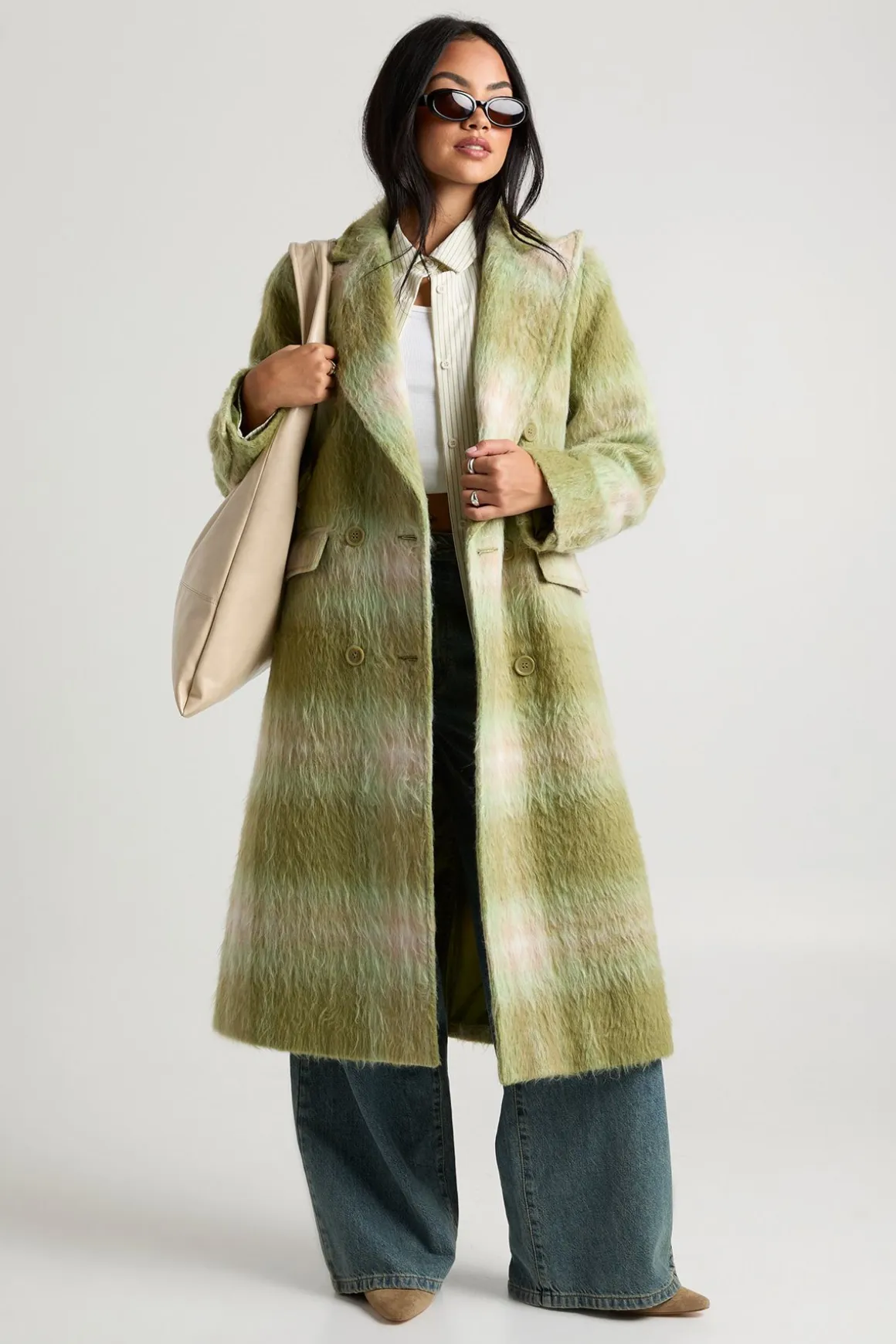 Découvrez le manteau oversize à double boutonnage à l’aspect laine
