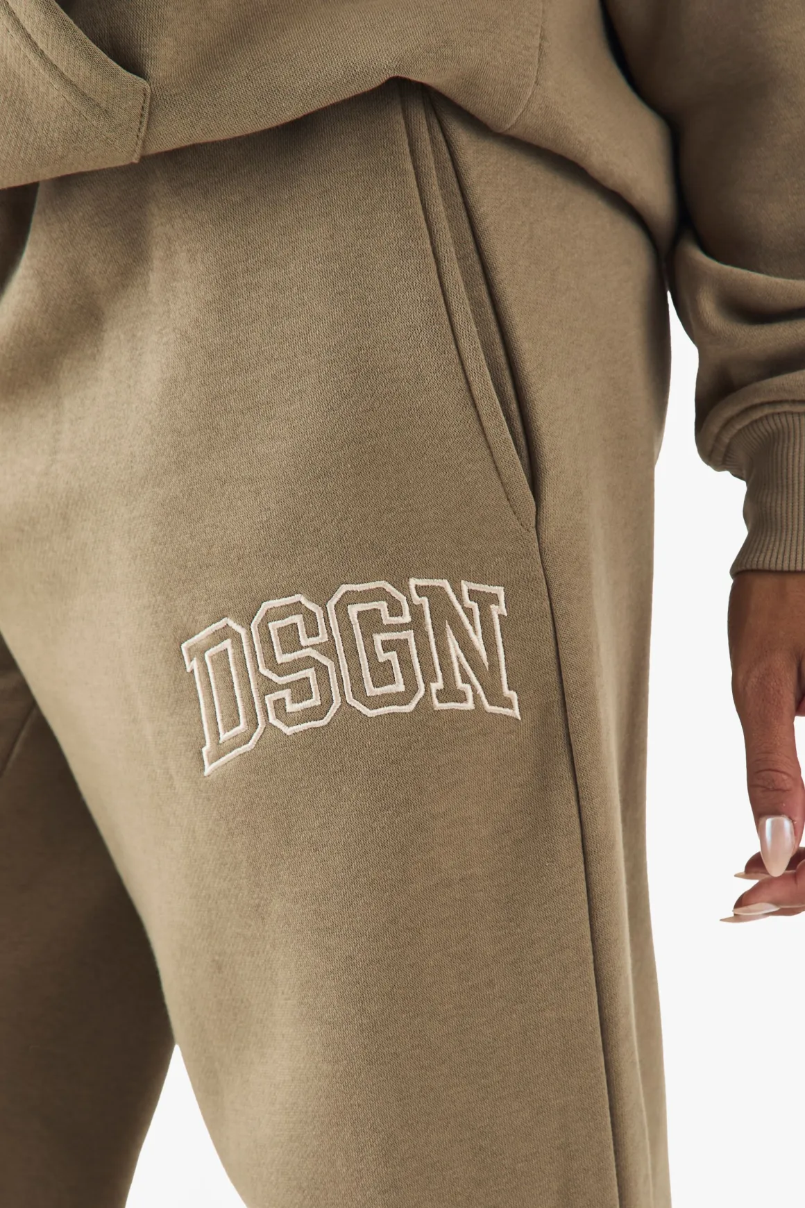 DSGN Studio Collegiate Jogger à jambe droite brodé