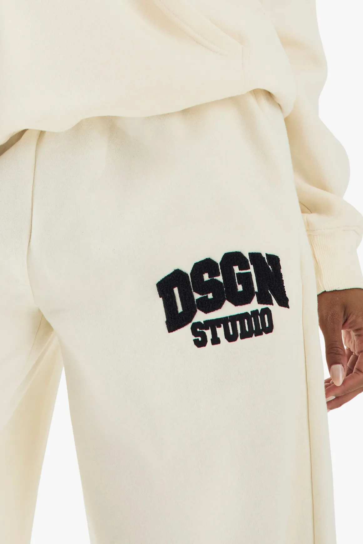 DSGN Studio Jogger droit en tissu éponge avec appliqué