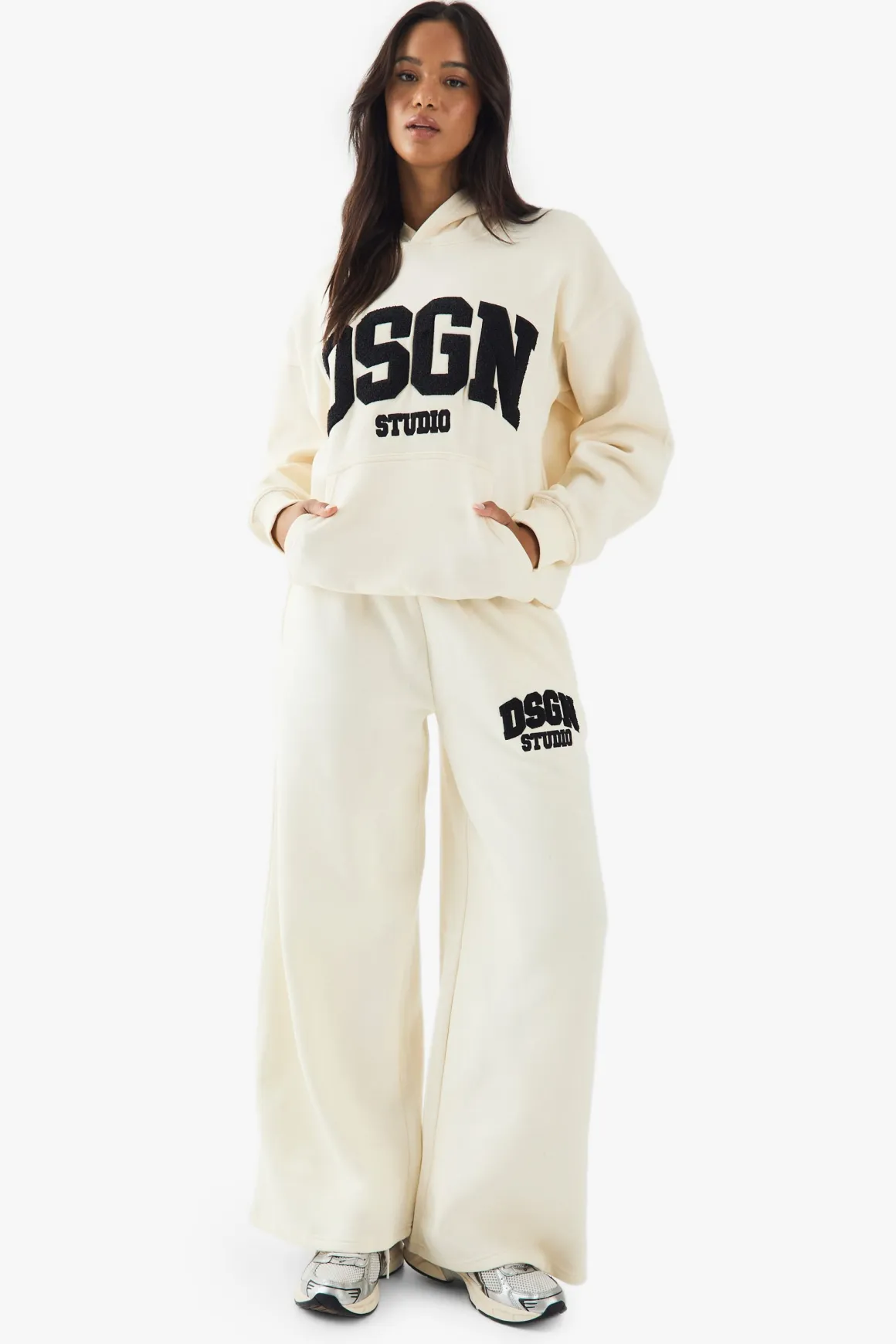 DSGN Studio Jogger droit en tissu éponge avec appliqué