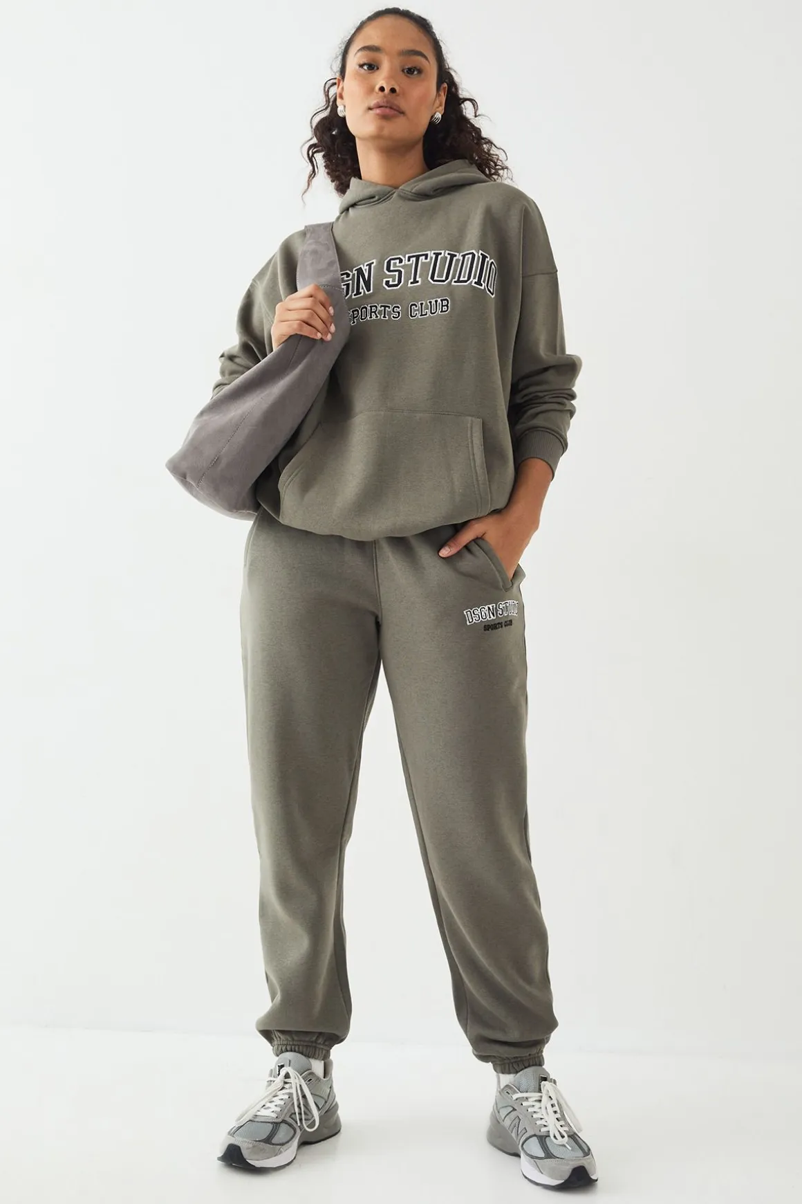 DSGN Studio Jogger à ourlet surdimensionné avec appliqué