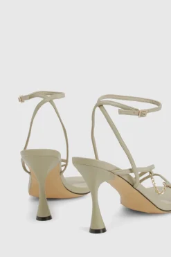 Détail de chaîne sur talons évasés