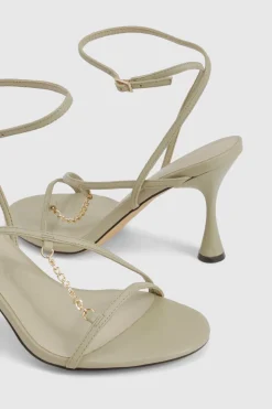 Détail de chaîne sur talons évasés