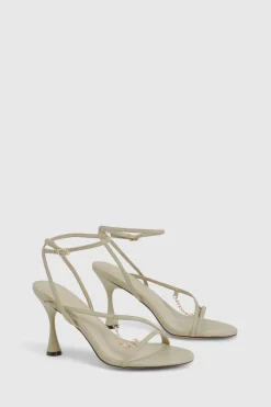 Détail de chaîne sur talons évasés