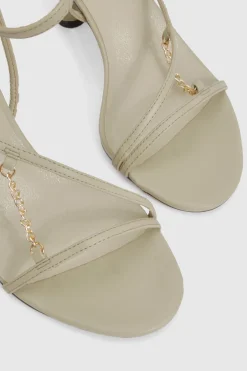 Détail de chaîne sur talons évasés