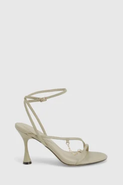 Détail de chaîne sur talons évasés