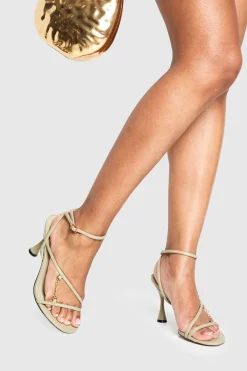 Détail de chaîne sur talons évasés