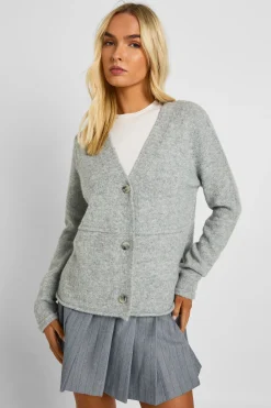 Détail de couture : cardigan tricoté à col en V