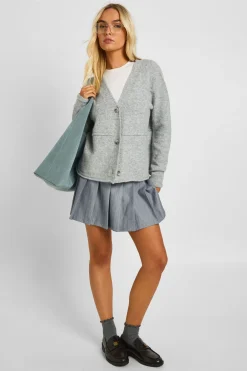Détail de couture : cardigan tricoté à col en V