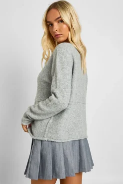 Détail de couture : cardigan tricoté à col en V
