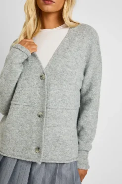 Détail de couture : cardigan tricoté à col en V
