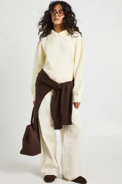 Détail du col – Pull en maille douce surdimensionné
