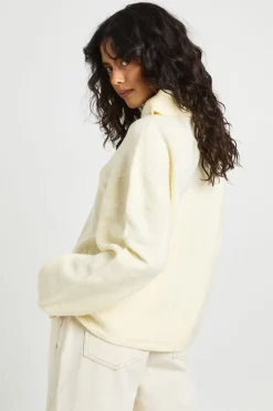 Détail du col – Pull en maille douce surdimensionné