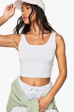 Ensemble avec crop top à col rond et short