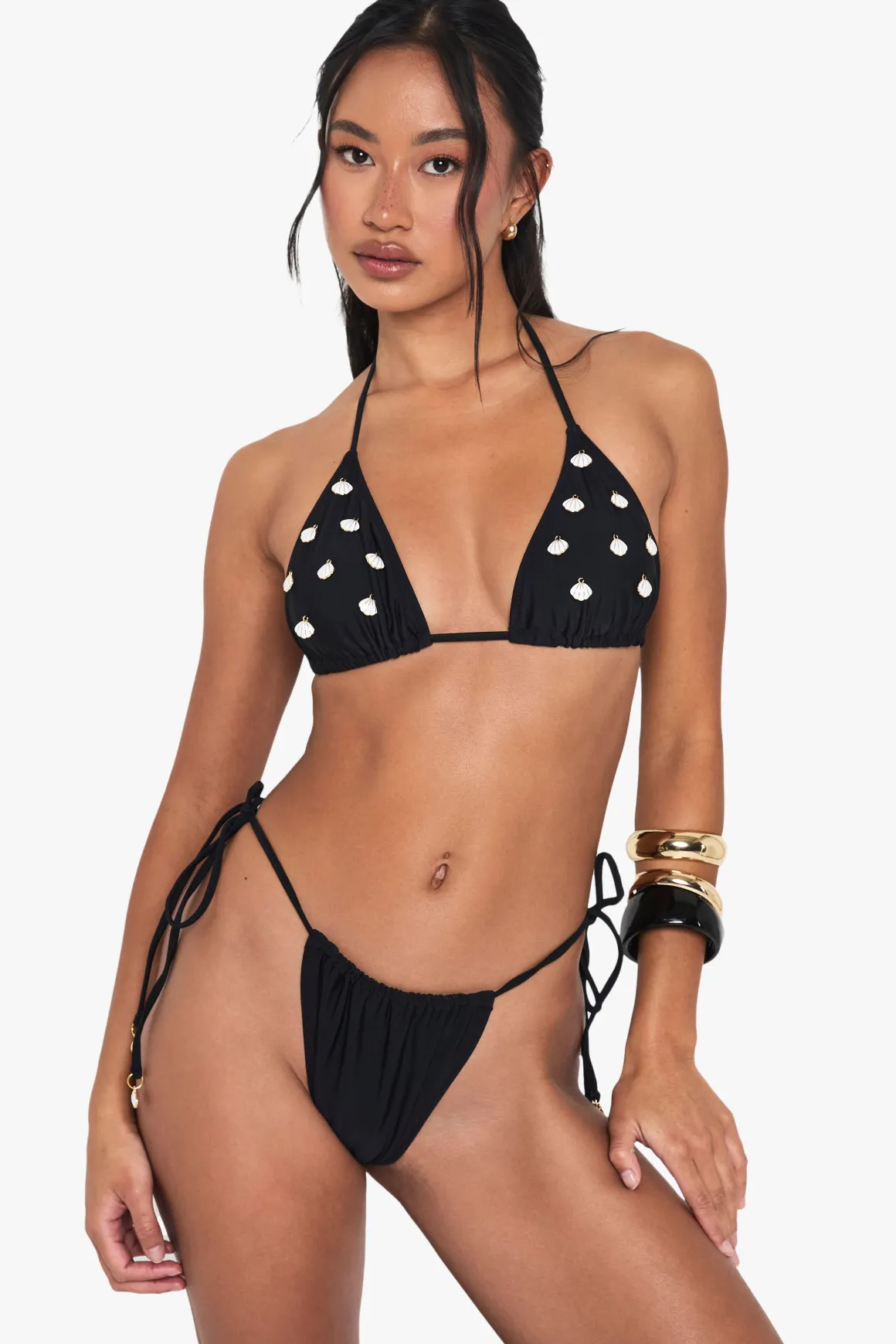 Ensemble Bikini avec Haut Triangle Orné à Garniture de Coquillage et Bas Tanga à Nouer sur les Côtés
