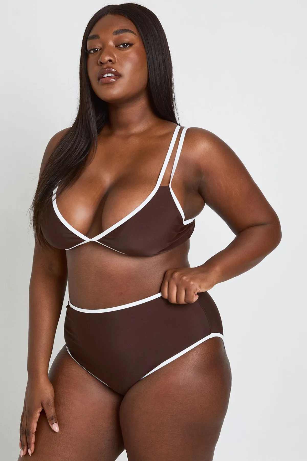 boohoo Ensemble Bikini Grande Taille Haut Triangle À Bords Contrastés Et Bas Taille Haute<Femme Looks Chocolat|Tenues De Plage