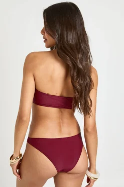Ensemble Bikini Haut Plongeant Avec Détails Ornementaux Et Bas Culotte