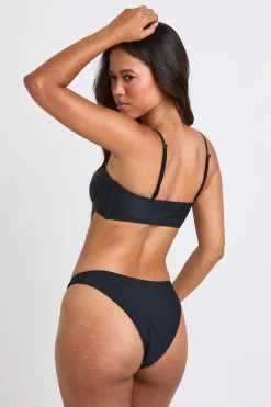 boohoo Ensemble Bikini Haut Plongeant Avec Détail Décoratif Et Bas Culotte<Femme Maillots De Bain|Tenues De Plage