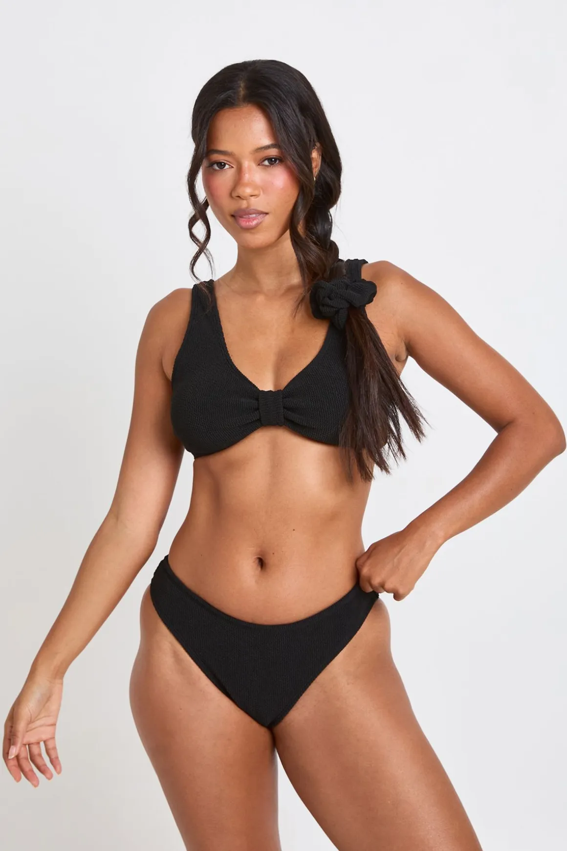 Ensemble Bikini 3 Pièces En Tissu Crinkle Avec Haut Plongeant, Culotte Et Chouchou Assorti