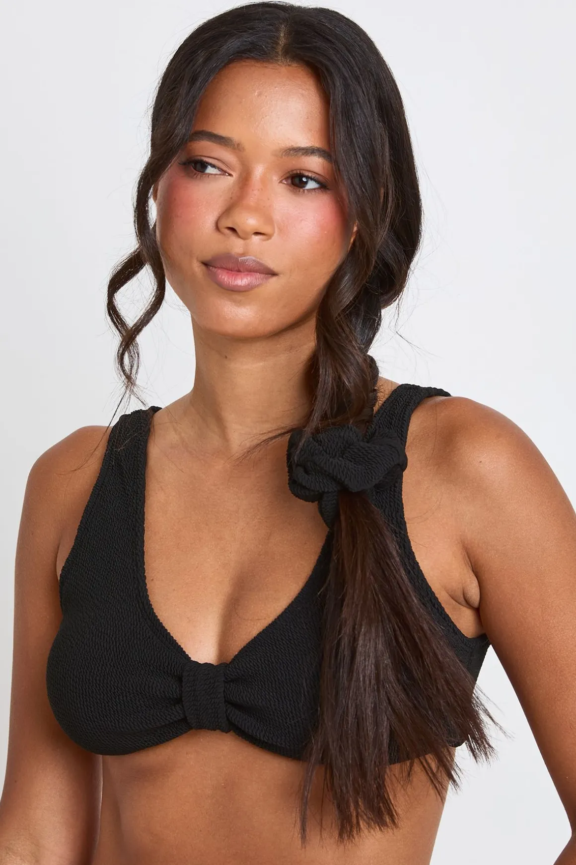 Ensemble Bikini 3 Pièces En Tissu Crinkle Avec Haut Plongeant, Culotte Et Chouchou Assorti