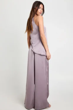 Ensemble camisole et pantalon en satin asymétrique à encolure halterneck